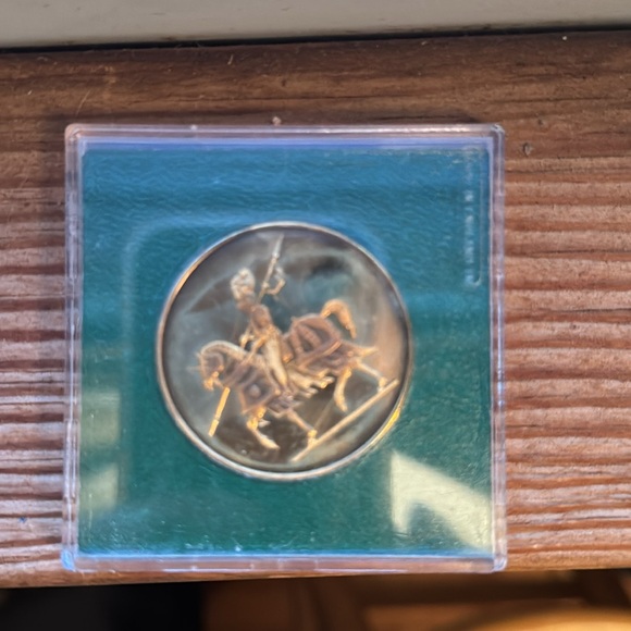 Warwick Castle, solid bronze coin - Picture 2 of 2